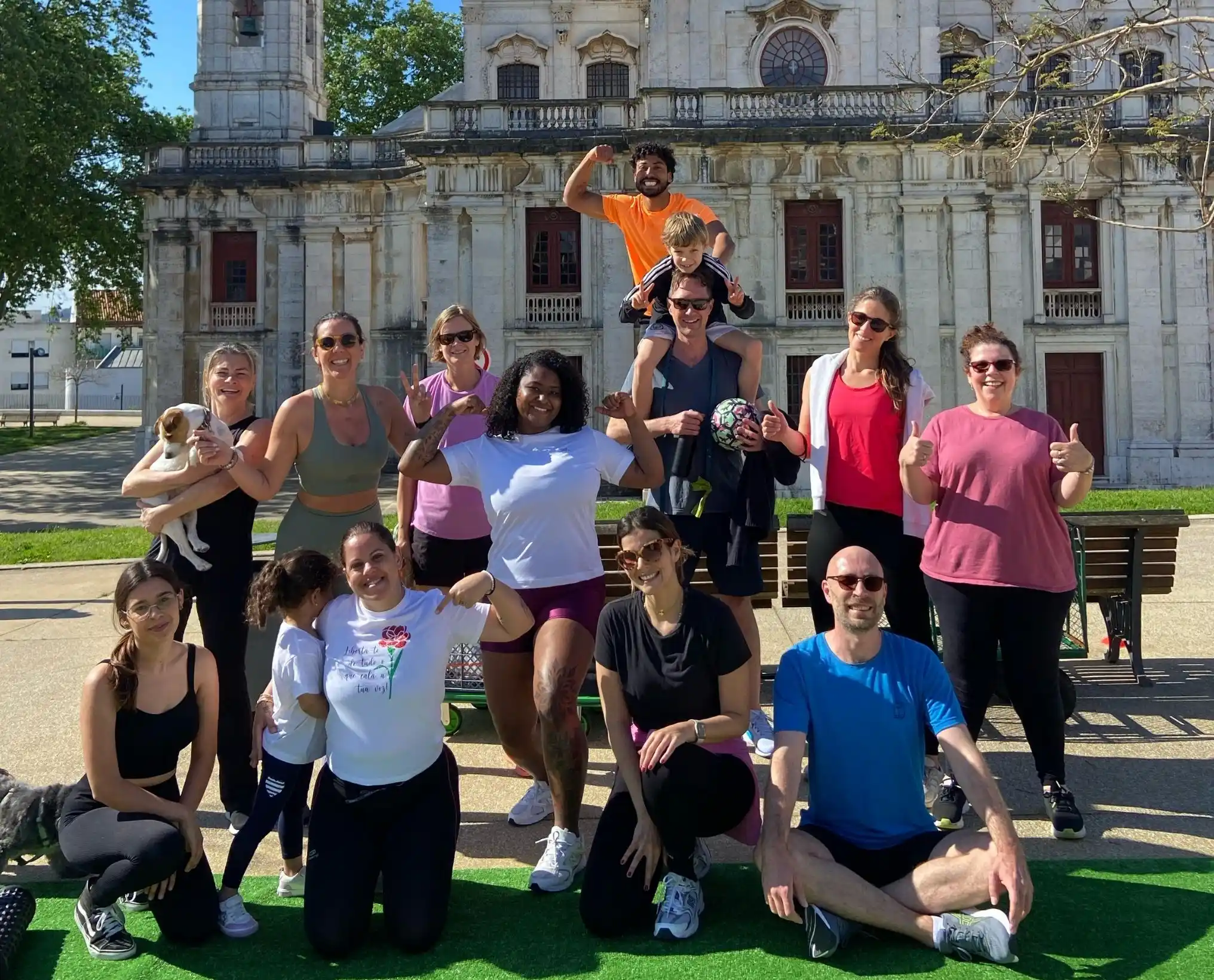Grupo de treino funcional ao ar livre em Lisboa