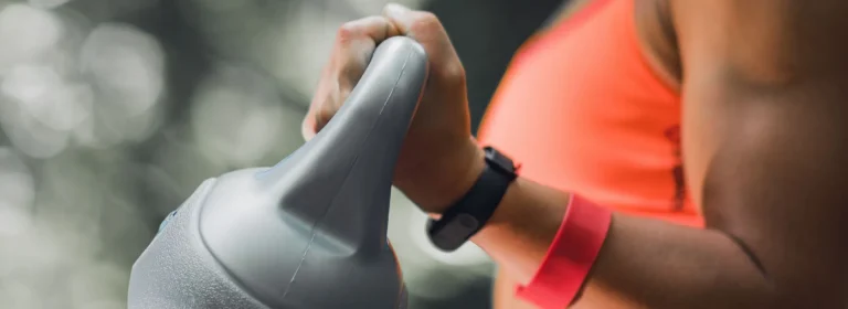 exercício físico com kettlebell